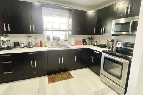 House in Miami, Florida 3 bedrooms, 195.65 sq.m. № 2076886 - photo 13