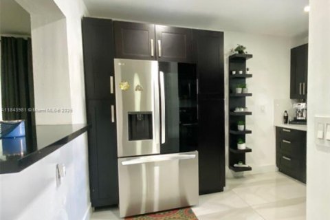 House in Miami, Florida 3 bedrooms, 195.65 sq.m. № 2076886 - photo 12