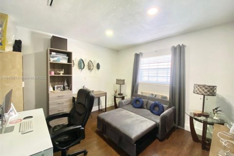 House in Miami, Florida 3 bedrooms, 195.65 sq.m. № 2076886 - photo 23