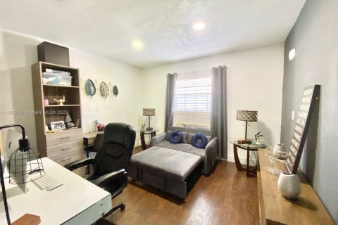 House in Miami, Florida 3 bedrooms, 195.65 sq.m. № 2076886 - photo 21