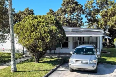 House in Miami Gardens, Florida 4 bedrooms, 173.45 sq.m. № 1745711 - photo 1
