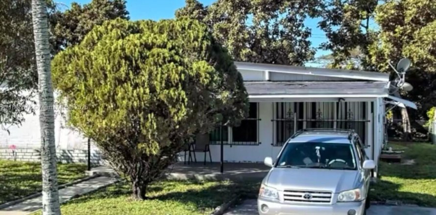 House in Miami Gardens, Florida 4 bedrooms, 173.45 sq.m. № 1745711