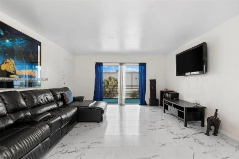 Condominio en alquiler en Lauderhill, Florida, 2 dormitorios, 79.9 m2 № 1989773 - foto 8