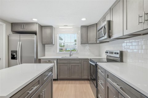 House in Port Richey, Florida 2 bedrooms, 113.81 sq.m. № 2151534 - photo 11