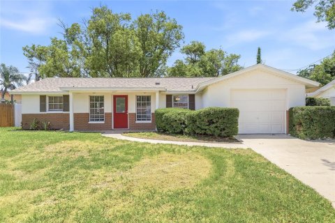 House in Port Richey, Florida 2 bedrooms, 113.81 sq.m. № 2151534