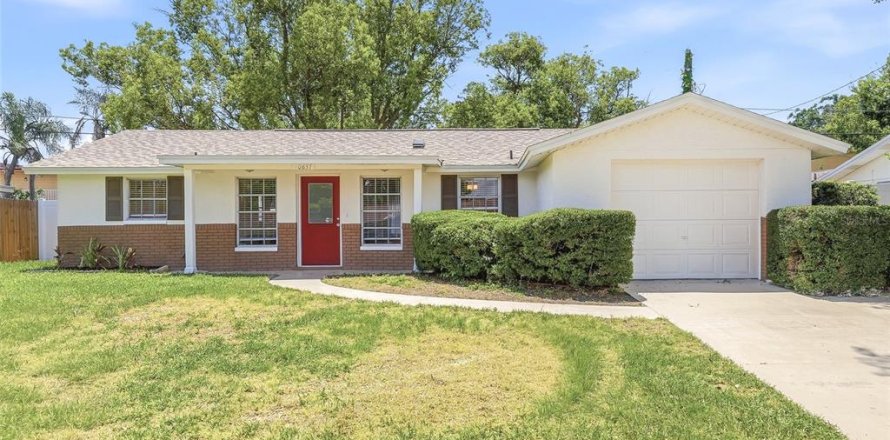 House in Port Richey, Florida 2 bedrooms, 113.81 sq.m. № 2151534
