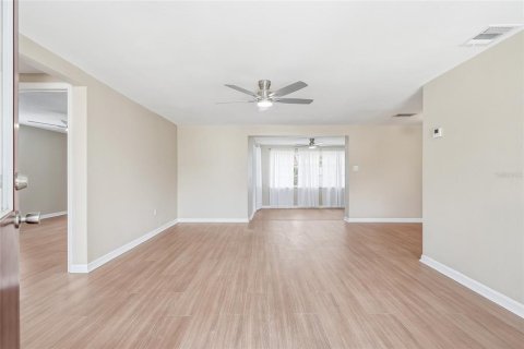 House in Port Richey, Florida 2 bedrooms, 113.81 sq.m. № 2151534 - photo 2