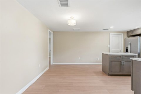 House in Port Richey, Florida 2 bedrooms, 113.81 sq.m. № 2151534 - photo 6