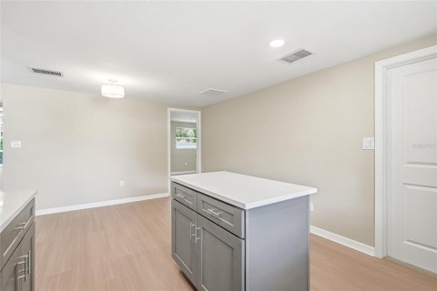 House in Port Richey, Florida 2 bedrooms, 113.81 sq.m. № 2151534 - photo 12