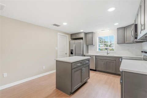 House in Port Richey, Florida 2 bedrooms, 113.81 sq.m. № 2151534 - photo 7