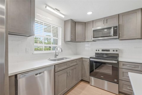 House in Port Richey, Florida 2 bedrooms, 113.81 sq.m. № 2151534 - photo 10