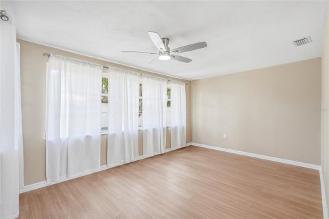 House in Port Richey, Florida 2 bedrooms, 113.81 sq.m. № 2151534 - photo 14