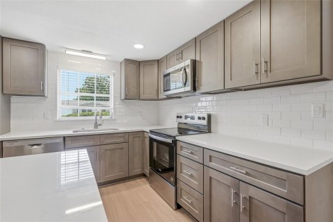 House in Port Richey, Florida 2 bedrooms, 113.81 sq.m. № 2151534 - photo 9