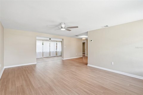 House in Port Richey, Florida 2 bedrooms, 113.81 sq.m. № 2151534 - photo 5