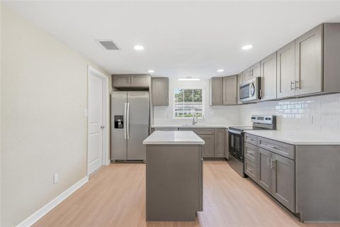 House in Port Richey, Florida 2 bedrooms, 113.81 sq.m. № 2151534 - photo 8