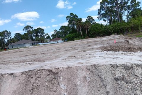 House in Lehigh Acres, Florida 3 bedrooms № 1935399 - photo 1