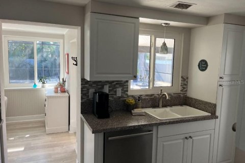 House in Sarasota, Florida 2 bedrooms, 112.04 sq.m. № 1628966 - photo 12