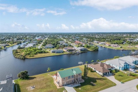 Villa ou maison à vendre à Port Charlotte, Floride: 3 chambres, 220.36 m2 № 1785325 - photo 1