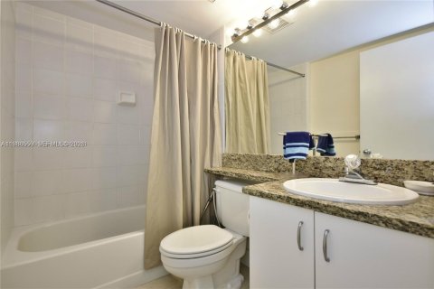 Condo in Aventura, Florida, 2 bedrooms № 2048249 - photo 9