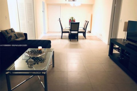 Condo in Aventura, Florida, 2 bedrooms № 2048249 - photo 4