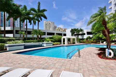 Condo in Aventura, Florida, 2 bedrooms № 2048249 - photo 20
