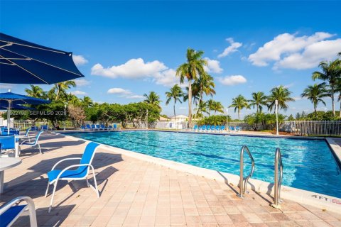 Villa ou maison à vendre à Pembroke Pines, Floride: 4 chambres, 141.77 m2 № 1995895 - photo 29