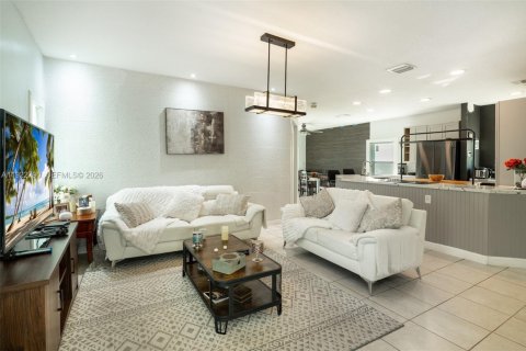 Villa ou maison à vendre à Pembroke Pines, Floride: 4 chambres, 141.77 m2 № 1995895 - photo 7