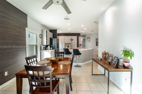 Villa ou maison à vendre à Pembroke Pines, Floride: 4 chambres, 141.77 m2 № 1995895 - photo 12