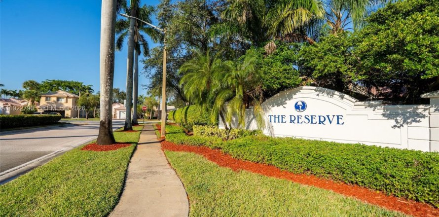 Villa ou maison à Pembroke Pines, Floride 4 chambres, 141.77 m2 № 1995895