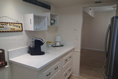 Condo in Pembroke Pines, Florida, 2 bedrooms  № 1982840 - photo 8