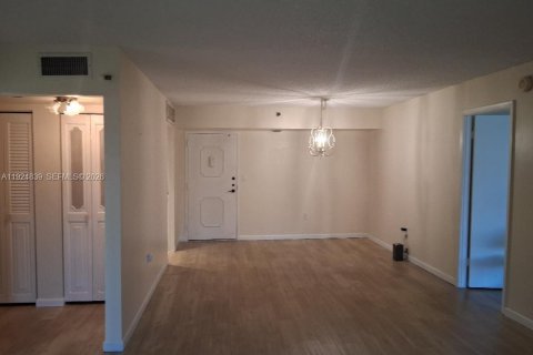 Condo in Pembroke Pines, Florida, 2 bedrooms  № 1982840 - photo 4