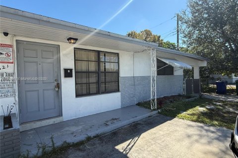 House in Hallandale Beach, Florida 2 bedrooms, 81.29 sq.m. № 1983007 - photo 1