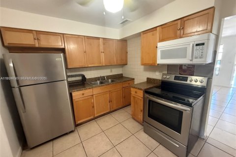 House in Hallandale Beach, Florida 2 bedrooms, 81.29 sq.m. № 1983007 - photo 3