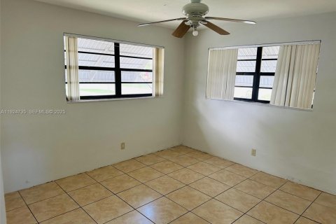House in Hallandale Beach, Florida 2 bedrooms, 81.29 sq.m. № 1983007 - photo 7