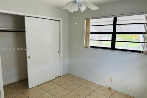 House in Hallandale Beach, Florida 2 bedrooms, 81.29 sq.m. № 1983007 - photo 12