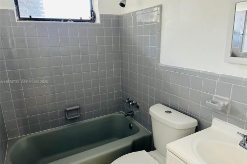 House in Hallandale Beach, Florida 2 bedrooms, 81.29 sq.m. № 1983007 - photo 10