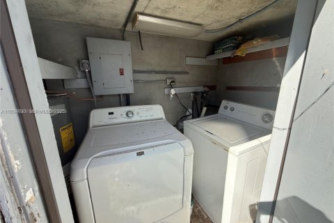 House in Hallandale Beach, Florida 2 bedrooms, 81.29 sq.m. № 1983007 - photo 4