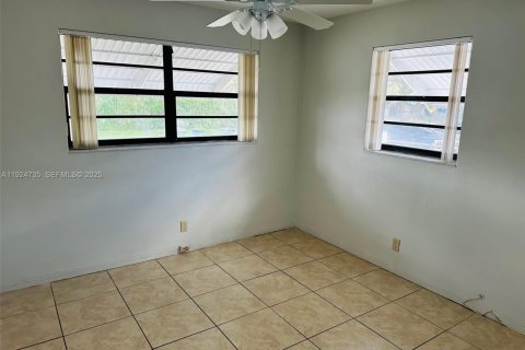 House in Hallandale Beach, Florida 2 bedrooms, 81.29 sq.m. № 1983007 - photo 11