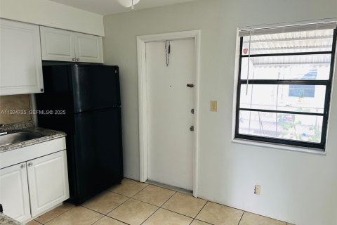 House in Hallandale Beach, Florida 2 bedrooms, 81.29 sq.m. № 1983007 - photo 5