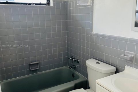 House in Hallandale Beach, Florida 2 bedrooms, 81.29 sq.m. № 1983007 - photo 9