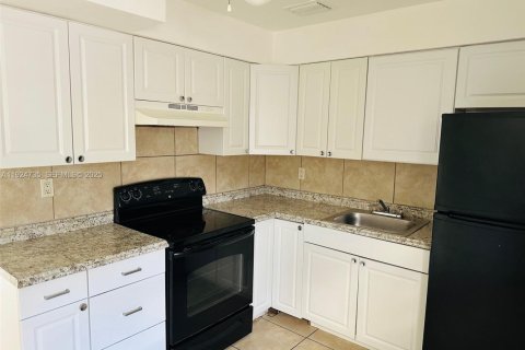 House in Hallandale Beach, Florida 2 bedrooms, 81.29 sq.m. № 1983007 - photo 6