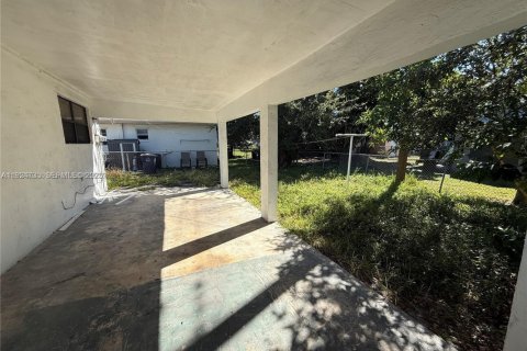House in Hallandale Beach, Florida 2 bedrooms, 81.29 sq.m. № 1983007 - photo 2