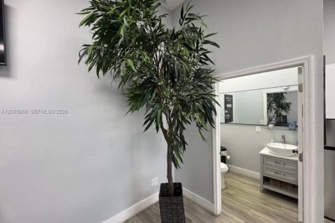 Commercial property in Margate, Florida № 2069634 - photo 10