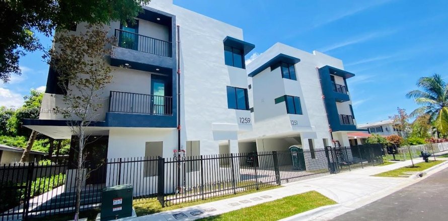 Touwnhouse à Miami, Floride 3 chambres, 144.18 m2 № 1921661