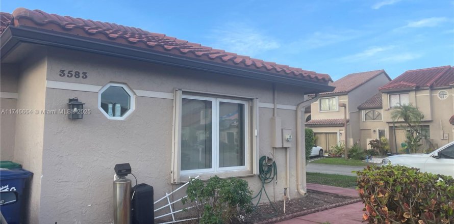 House in Lauderhill, Florida 2 bedrooms, 135.45 sq.m. № 1862575