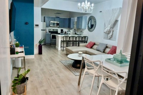 Снять в аренду виллу или дом в Майами, Флорида 4 спальни, 207.45м2, № 1945558 - фото 1