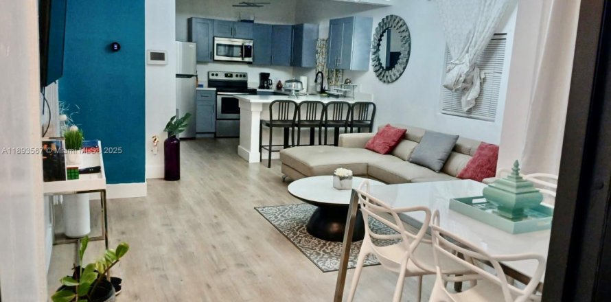 Дом в Майами, Флорида 4 спальни, 207.45м2 № 1945558