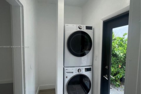 Снять в аренду виллу или дом в Майами, Флорида 4 спальни, 207.45м2, № 1945558 - фото 13