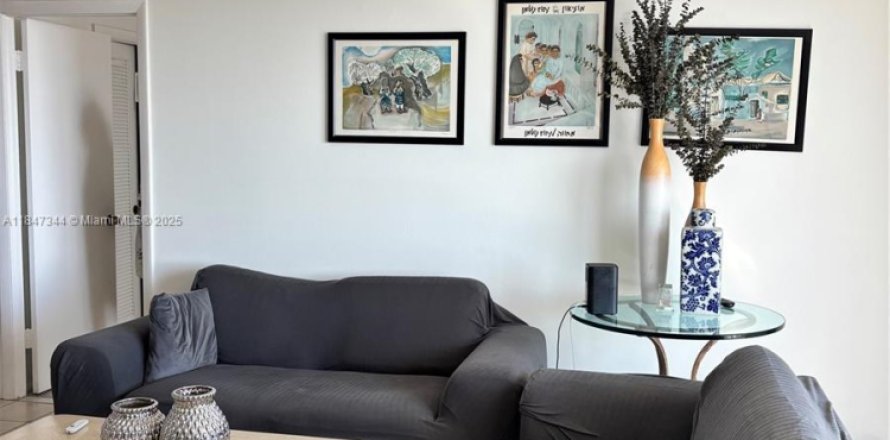 Condominio en Hallandale Beach, Florida, 1 dormitorio  № 1845748