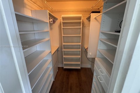 Condo in Miami Beach, Florida  № 1920437 - photo 6